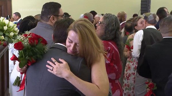 In a day of love, 30 Florida couples join together for a group wedding in historic courthouse