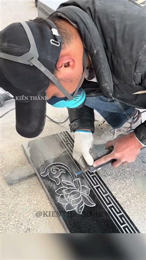 Anh chàng dùng máy mài điêu khắc tấm bia đáng kinh ngạc #shorts