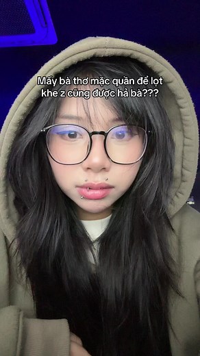Thơ Nguyễn và phong cách mặc quần lọt khe