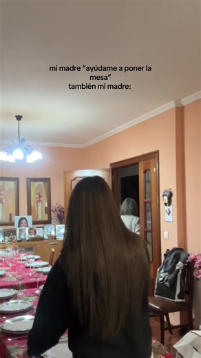 Ayuda a Poner la Mesa: Un Momento Navideño Divertido