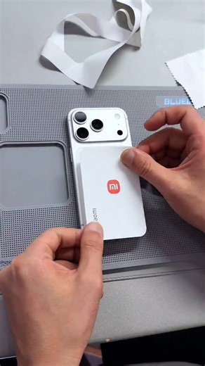 Big brother's device of choice is Apple, but his loyalty lies with Xiaomi. Lei Jun's amused expression contrasted with Cook's tears. #Xiaomi17 #Apple #iPhone17Series 17pro #Mobile #phone #backfill | Techno Waqar