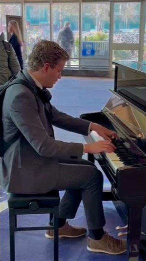 random waiting at #eindhoven station on a lazy #weekend #piano #music #
