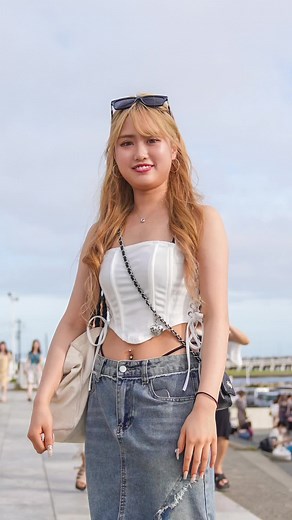 美しい日本の海辺の美女の写真