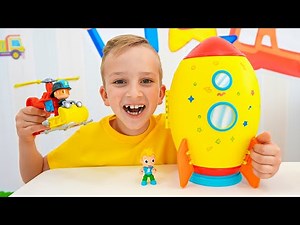 Vlad et Niki jouent avec leurs propres jouets et aident leur frère Chris
