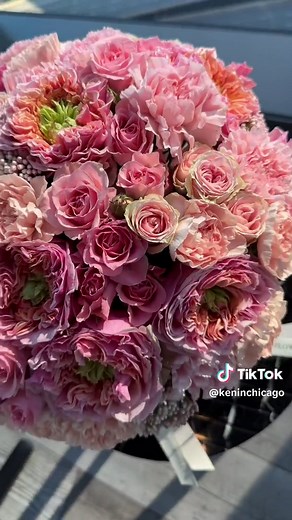 The most stunning bouquets in chicagoland to impress your valentine with 🥰💗💐✨ #chicagoflorist #chicagobouquets #chicagoland #luxurybouquets #chicago #chicagorecs #luxurychicago
