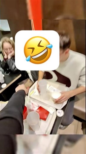 Prank s’incruster dans une table mettre le malais #humour #videodrole #drole #mdr #prank #tropdrole