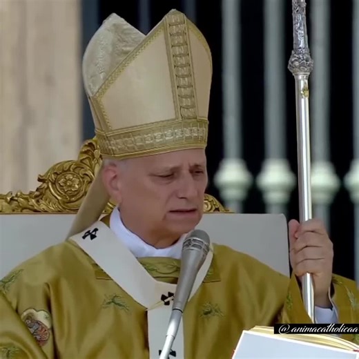 Quem foi São Carlo Acutis e por que o mundo inteiro fala dele? nasceu em 1991, em Londres, mas cresceu em Milão, na Itália. Desde pequeno demonstrou algo incomum: uma fé profunda e prática. Enquanto muitos jovens se perdem nas distrações digitais, Carlo transformou a internet em ferramenta de evangelização. Ele criou um site para catalogar milagres eucarísticos ao redor do mundo, mostrando que a tecnologia também pode ser um caminho para Deus. Apaixonado pela Eucaristia, dizia que ela era sua “e