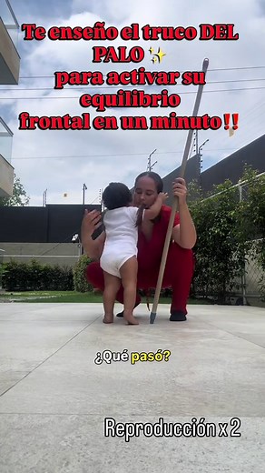 Bebé aprende a caminar con palo de equilibrio