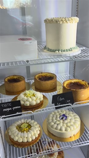 look at this 👀✨ I know it’s your dream 🫣 📍Pontpoint, Oise (60) 💌 commandes en mp ou en boutique #lookatthis #patisserie #birthdaycake #senlis | Marbré Pâtisserie