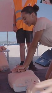 23K views · 255 reactions | Formez-vous aux gestes qui sauvent ! https://inscription-formation.croix-rouge.fr/?group=Toutes #GestesQuiSauvent | Croix-Rouge française | Facebook