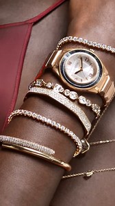 The @swarovski Dextera Black Dial Watch showcases a 37 mm faceted case and bracelet in a sleek rose gold tone! The rose gold glow contrasts beautifully with the black bezel, which features both Roman and Arabic numerals. The sunray black dial, accented by a bold grid pattern, has four square crystals as index markers, with an additional crystal in the crown. Swiss-made and water-resistant up to 50 meters, this watch is designed to be a standout piece in your collection. Featured watch - 5641294 