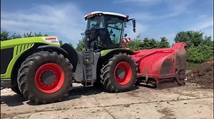 Turning to turn the compost with 530hp | CLAAS Eastern