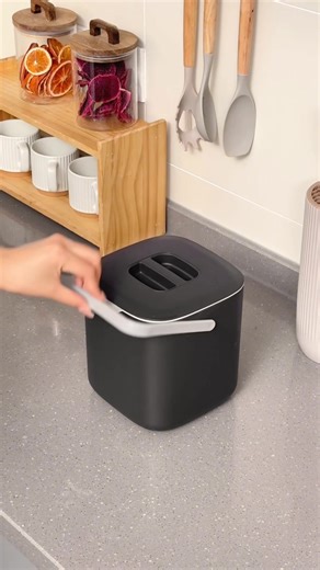 🗑️ Gardez votre bureau propre et rangé grâce à cette corbeille à papier compacte. Élégante et peu encombrante, elle est idéale pour jeter les bouts de papier et les emballages de goûter. 🧻📎 🔍 Retrouvez-la sur https://temu.to/m/e2eusj9n8tl ou avec ce code ffr9854. #Temu #TrouvaillesTemu #Fournitures de bureau | Temu France