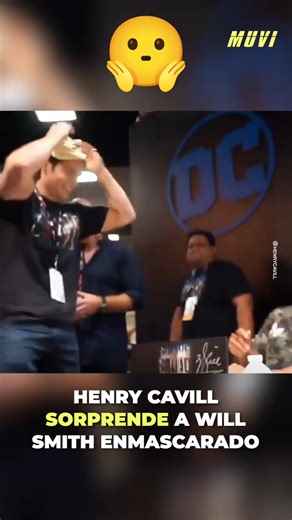 Henry Cavill quería disfrutar de la Comic Con, y sin pensarlo, se puso una máscara buscando no ser reconocido… y sorprender a algunos de sus famosos colegas 😅😂 | Muvi
