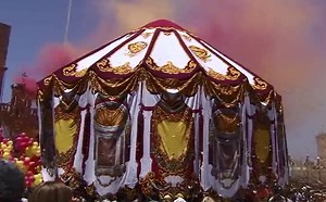 Fix-Xewkija jżanżnu umbrellun kbir kważi daqs il-misraħ