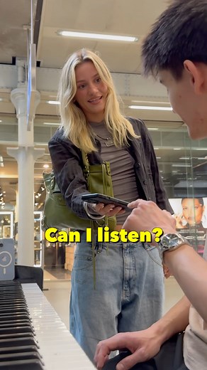 Just wait for it🥹🥹 Bollywood music is everywhere🤯 I was waiting for my train when this girl requested me a bollywood song, but no one expected what will happen! Comment for a Part 2! #Raabta #bollywood #hindisong #AgentVinod #piano | Thibault Piano