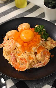 #สปาเกตตีครีมไข่กุ้ง 🍝🦐 จัดหนักจัดเต็ม เครื่องแน่น ๆ ล้น ๆ 🧡🧡 สาวกสปาเกตตีห้ามพลาด เตรียมส่วนผสมแล้วทำตามได้เลย 😍🥰 ส่วนผสม เส้นสปาเกตตี 150 กรัม เกลือป่นเล็กน้อย น้ำมันมะกอก 10 กรัม เนยสดชนิดจืด 20 กรัม กุ้งสดแกะเปลือกดึงเส้นดำออก 120 กรัม ไข่แดง 1 ฟอง วิปปิ้งครีม 120 กรัม เกลือปรุงรส 2 กรัม พริกไทยดำป่น 1 กรัม ไข่กุ้ง (ไข่ปลาบิน) 10 กรัม ไข่แดงของไข่ไก่สำหรับจัดเสิร์ฟ ไข่กุ้ง พาร์สลีย์สำหรับตกแต่ง วิธีทำ 1. ตั้งหม้อต้มน้ำให้เดือดใส่เกลือป่น น้ำมันมะกอกและเส้นสปาเก็ตตีลงไป ต้มประมาณ 8-10 น