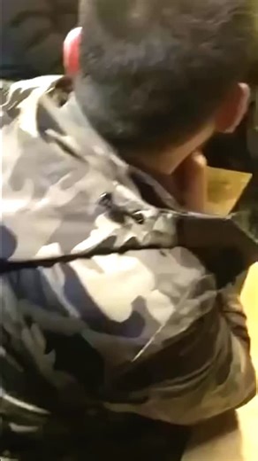 @regionzla_tg on Instagram: "日本利用压电瓷砖将脚步转化为电能。这些瓷砖捕捉来自你脚步的动能。当你行走时，你的重量和动作会对瓷砖产生压力。瓷砖会轻微弯曲，从而产生机械应力。瓷砖内部的压电材料将这种应力转化为电能。每一步都会产生少量电荷，而数百万步结合在一起就能产生足够的电力来驱动 LED 灯、数字显示屏和传感器。在像涩谷车站这样繁忙的地方，每天大约有 240 万个脚步为这一系统作出贡献。这些电能可以被储存或立即使用，从而减少对传统电力来源的依赖，并支持可持续的城市基础设施。这种方法将日常运动转化为实用的可再生能源 #日本 #知识 #事实 你知道吗 推荐 科技 创新 历史 技术 实验 热门"