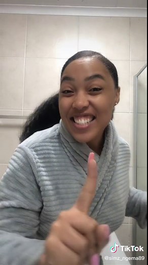 Andizi: Simphiwe Ngema y Dumi en el Auto