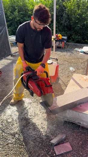 L’electricien on Instagram: "Petit test de deux machines incroyable ! Le but ici est de montrer que l’électrique est bcp plus facile d’utilisation, moins de bruit, le disque s’arrête 4fois plus vite qu’une thermique et que la coupe reste aussi facile ! Franchement du bon matos les maikes ! 💪🏻🥰 #hilti #tools #chantier #btp"