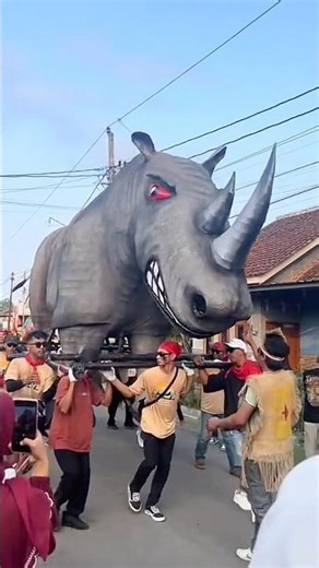 Wow! Adek lihat ogoh ogoh badak bercula dua!