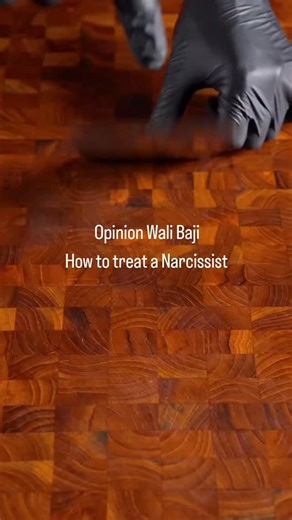Opinion Wali Baji on Instagram: "Breaking News 🚨 “Narcissist ko pyaar, samjhaane aur sabr se theek kiya ja sakta hai.” — Said every emotionally exhausted person ever. Truth thori boring hoti hai, par sun lo: Narcissist ka software hi aisa hota hai jahan “I’m wrong” wala option install hi nahi hota. Toh update kaise hoga system? Tum lecture do, ro lo, prove karo, explain karo — uske dimaag mein translation hoti hai: “Tum hi problem ho.” So stop trying to unlock a phone jiska password hi “EGO123”