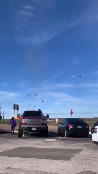 Un bombardero retro B-17 se estrelló después de una colisión con un avión ligero P-51 Mustang en un espectáculo aéreo en Dallas, EE. UU. | AVIONES DE COMBATE PR