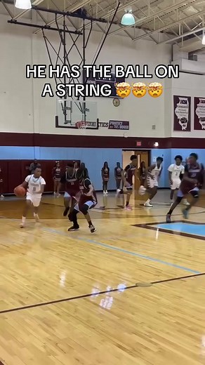 SCORED ON THE ENTIRE DEFENSE. 😱🔥 (red_bad_thang, _3killemkari/IG) #basketball #bball #hoops #sports #hooper