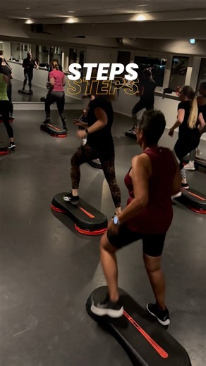 Sportcentrum Kortezwaag on Instagram: "Steps 🔥🎶 Een intensieve en energieke workout waarbij je geen seconde stil staat! In 50 minuten leer je in blokken een danscombinatie op en rondom de step. Het continue op- en afstappen maakt Steps extra uitdagend voor je been- en bilspieren 💪 Swingende muziek, een lekkere flow en een flinke calorieverbranding: dit is trainen met plezier én resultaat. Geschikt voor iedereen die houdt van tempo, ritme en een goede workout! Zin om het zelf te ervaren? Kom l