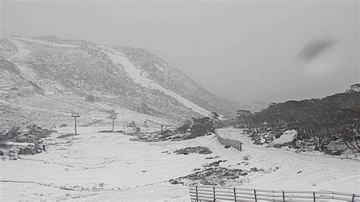 Surprise snow falls on NSW towns while fire threat escalates in state's north