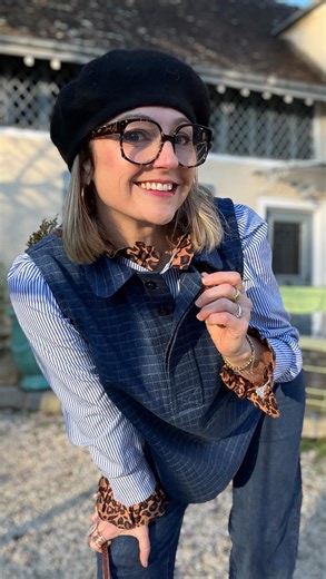 Coucou ✨ Je te présente ma nouvelle cousette Maison Poulette 💙 Il s’agit du tout nouveau patron Camden, réalisé avec sa box complète et franchement… quel bonheur de ne pas chercher le matériel nécessaire partout 😍 Dans la box, tout est déjà prêt : 🧵 ✔️ tissu ✔️ boutons ✔️ fil ✔️ thermocollant ✔️ patron pochette 👉 pas besoin de se creuser la tête, on gagne un temps fou et on se fait plaisir plus vite ✂️💨 Le patron Camden se décline en top ou robe avec ou sans manches avec : ✨ un petit col ✨ 