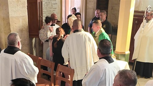 At today’s 10 a.m. Mass at San Fernando Cathedral, Archbishop Gustavo paused the start of the liturgy to ensure that a woman in need received medical attention. His simple act of compassion beautifully echoed this Sunday’s Gospel, where Jesus stops to heal those who cry out for mercy (Luke 17:11-19). In both moments, we’re reminded that faith is lived not just in words, but in seeing, stopping, and caring for one another. 💗✝️ #28thSunday #SanFernandoCathedral #ArchdioceseOfSanAntonio #FaithInAc