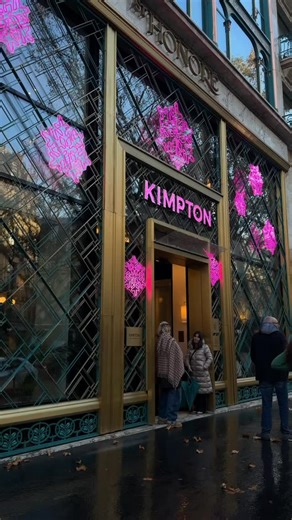 ♡ 𝓛𝓾𝓬𝓲𝓮 𝓑𝓸𝓾𝓵𝓪𝓷𝓰𝓮𝓻 ♡︎ ♡Photographe culinaire ♡ on Instagram: "🌟 Séjour de rêve au cœur de Paris 🌟 Entre élégance parisienne et design contemporain, le @kimptonsthonore offre une expérience unique dans un lieu chargé d’histoire 💫 Situé dans une magnifique bâtisse Art Nouveau rénovée, cet hôtel 5★ est l’escale parfaite pour découvrir la Ville Lumière 🌆✨ ￼ 📍 Adresse : 27–29 Boulevard des Capucines, 75002 Paris 🇫🇷 📞 Réservations & contact : +33 1 80 40 76 10 / reservations@kimpt