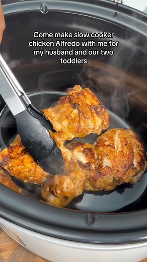 It’s slow cooker season! Yes, you can make it in thr slow cooker (crockpot) and it’s instantly 10 times better 😆 Comment NEED for recipe now 👇🏾 🏷️ Slow cooker, slow cooker recipes, chicken Alfredo recipe, rigatoni | asiliglamcooks