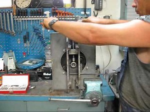 Fűnyírómotor főtengelyének egyengetése (repair bent crankshaft)