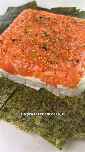 Peixaria Belém | Hípica - ZS on Instagram: "Você já conhece o sushi de preguiçoso (ou sushi de travessa)? 🍣😌 É a versão prática do sushi tradicional: sem enrolar, sem técnica difícil e com muito sabor. Arroz temperado, peixe fresco, cream cheese, alga… tudo montado em camadas, direto na travessa. Resultado? 👉 Cara de comida de restaurante 👉 Esforço de comida de casa E o melhor: com peixe fresco, fica outro nível. Aqui a matéria-prima a gente resolve pra você."