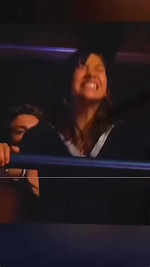 Sara on Instagram: "日本正在研发智能交通系统，结合摄像头、激光雷达和AI算法来分析路面行人、车辆流量以及交通模式。系统会实时调节红绿灯和限速指示，避免拥堵和交通事故。每天成千上万的车辆受益于这种自动化管理，尤其在繁忙的涩谷车站周边，高峰时间的通行效率得到了显著提升，同时汽车燃油消耗和尾气排放也得以降低，为城市环境改善提供了支持。 #日本 #交通 #人工智能 #智慧城市"