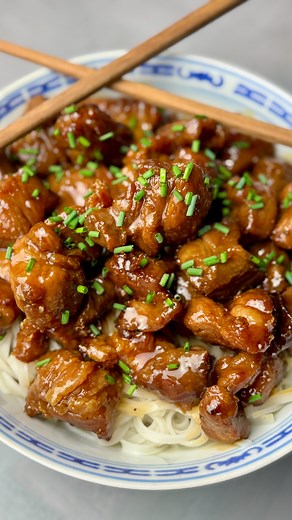 🐷Porc au caramel comme au restaurant. Vous m’en direz des nouvelles (recette exclusive TM6/TM7) Mettre 15/20g d’huile d’olive et 600g d’échine de porc dans le bol, puis activer le mode Hautes températures (5 min à 160 degrés.) Remuer la viande à l’aide de la spatule et poursuivre de nouveau la cuisson haute température (5 minutes à 160 degrés.) Ajouter au porc rissolé, 15g de gingembre frais ou 5g de gingembre en poudre, 2g de quatre-épices, 25g de sauce de soja et 100g de caramel liquide, puis