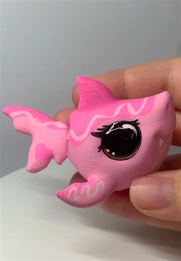 Seventh Valentines custom post!! This baby and 6 others are now available on my instagram, Etsy and Vinted! Status: For sale ✅ 3D printed OOAK Littlest Pet Shop inspired custom figure. Model is by “Femerithian” on Thingiverse Based on design by @Coffeecup Cove☕️🐀 Custom was made by Faithrosecustoms (FRC) 2026 #lps #littlestpetshop #lpscustom