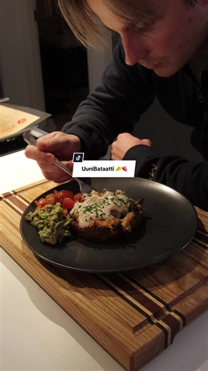 UuniBataatit 🍠🧀 Ainekset - pari bataattii - jauhelihaa - juustoraastetta - kermaviilii - joku dippi mist tykkää - oliiviöljyy - voita - ruohosipuli - suola & pippuri - extrana itel oli avocadoo ja tomskui!! Resepti; - Pese bataatit mut ei tarvii kuorii. Voitele pikkuse oliiviöljyy pinnalle ja suolaa. Sit paista uunissa 200 astees ~45min tai kunnes pehmeit. - Paista jauheliha ja mausta oman maun mukaa. - Ota bataatit uunista ja viillä veitsellä auki pitkittäin. Laita pieniä voi nokareita sisäll