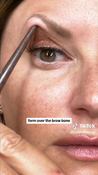 Comment any questions about makeup for hooded eyes ➡️ i got you boo (and remember it’s normal and natural and you can still do fire makeup!!!) #makeupartist #hoodedeyes #hoodedeyesmakeup #makeuptips #maturemakeup