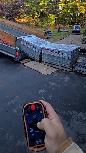 1.6M views · 8K reactions | This trailer has a built-in conveyor belt to help you unload in no time! 朗 : rockpebbleshears #trailer #lifehack | UNILAD Tech | Facebook