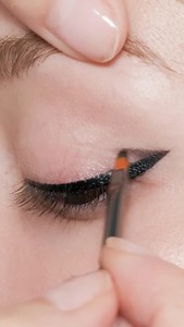 V-Flick Liner ✔️ This technique is good for creating a better shape and softer top edge on hooded or slightly hooded eyes 🖤 #eyeliner #kittenflick #lisarldridgemakeup #makeup #tips #tricks | Lisa Eldridge