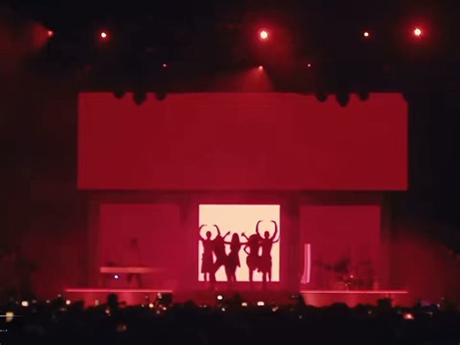 マジでメインステージでもないのにこのクオリティのパフォーマンス、大袈裟に言ってるのではなく本当に歴史に残るタイプのやつだと思う...過度に派手なことをしなくてもずっとストーリー(文脈に合った友情出演あり)があって、繋ぎも演出も衣装も全部カルチャーに一貫性がある