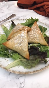 En panne d'idée pour le dîner ? On vous propose cette recette de feuilles de brick au poulet façon pastilla ! Vous allez régaler tout le monde 😉 La recette en détail : https://bit.ly/2ZI0AIe | Marmiton