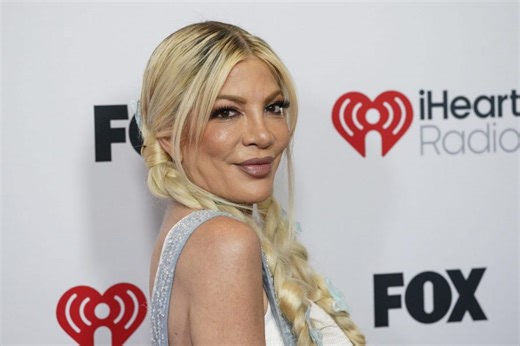 '90210' star Tori Spelling, 4 kids hospitalized after crash: Reports