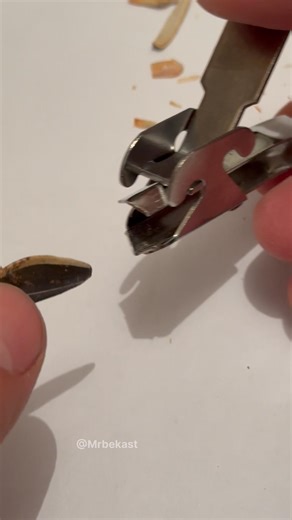 Innovative Handheld Gadget For OpeningSunflower Seed Shells Easily