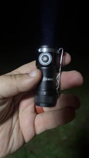 This flashlight is super handy and compact! #flashlight #edc #outdoorgear #edcgear #tiktokshopcreatorpicks @Sofirnlight