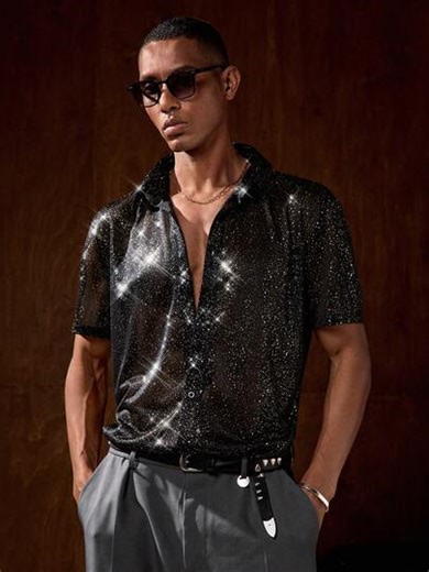 Business Casual Herren modisches, sexy, transparentes, texturiertes, metallisch-foliiertes Kurzarmhemd, 70er Jahre Disco Outfit für Herren mit Strass Kleidung, Herren glitzerndes Hemd in Silber, Herren Pailletten Hemd | SHEIN