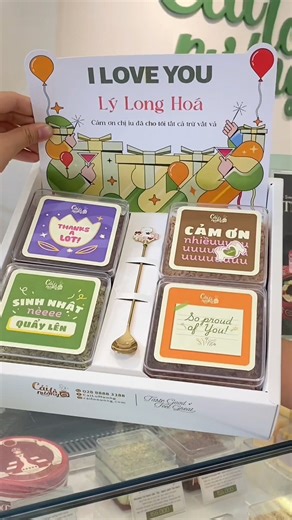 Khi cảm xúc còn ngập ngừng, hãy để Crunchill – hộp bánh biết nói, nói thay lòng bạn 🥰 *** CÁI LÒ NƯỚNG Bánh ngon tiệc vui! 🌿Zalo: https://zalo.me/cailonuong 🌿Hotline: 028 8888 3388 🌿Web: cailonuong.com 🎂CH1: 15K Nguyễn Thị Minh Khai, quận 1, TP HCM. 🎂CH2: 173 Nguyễn Thái Học, quận 1, TP HCM. 🎂CH3: 29 Lê Văn Việt, Hiệp Phú, TP Thủ Đức. 🎂CH4: 186 Quang Trung, quận Gò Vấp, TP HCM. 🎂CH5: 477 Nguyễn Thị Thập, Tân Phong, Quận 7. 🎂CH6: 38 Hoa Mai, P2, quận Phú Nhuận. 🎂CH7: 2A Ba Gia, quận Tâ